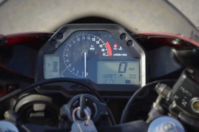 Аналоговая шкала тахометра на приборной панели мотоцикла Honda CBR600RR