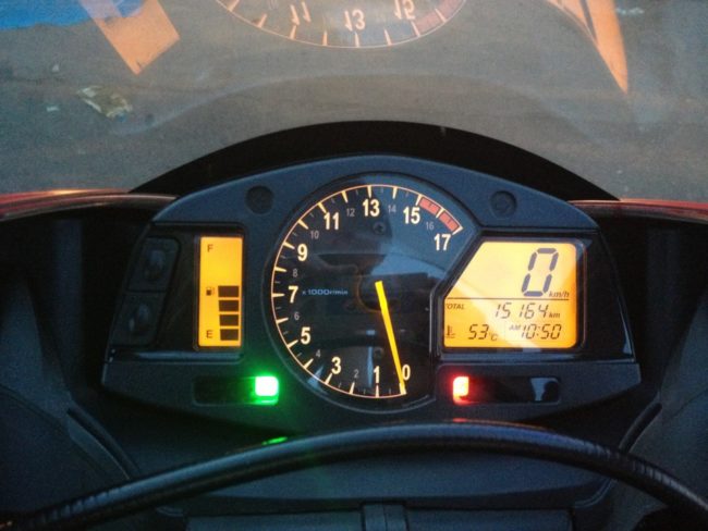 Ночная подсветка панели приборов на японском байке Honda CBR600RR