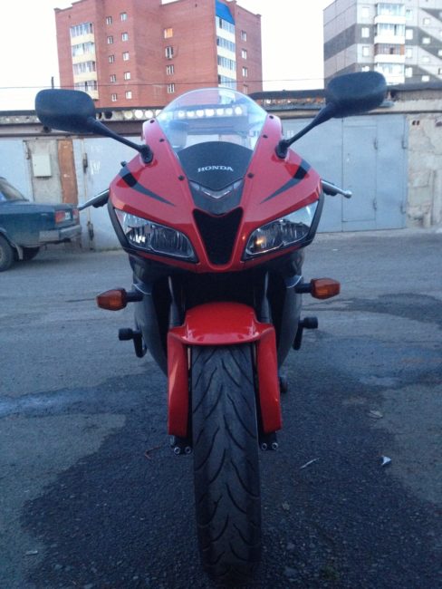 Две узкие фары головного света на мотоцикле Honda CBR600RR красного цвета