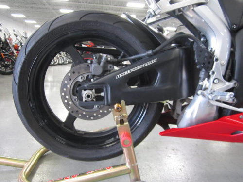 Гидравлическая тормозная система на заднем колесе мотоцикла Honda CBR600RR