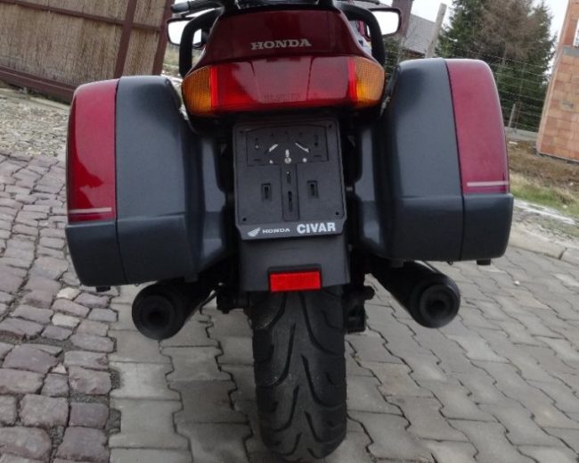 Задний фонарь на крыле спортивно-туристического мотоцикла Honda ST 1100 Pan European