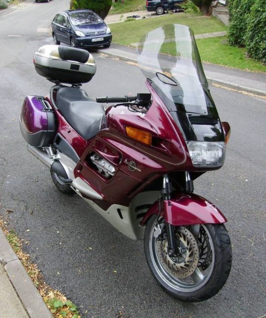 Фото спереди спортивно-туристического мотоцикла Honda ST 1100 Pan European