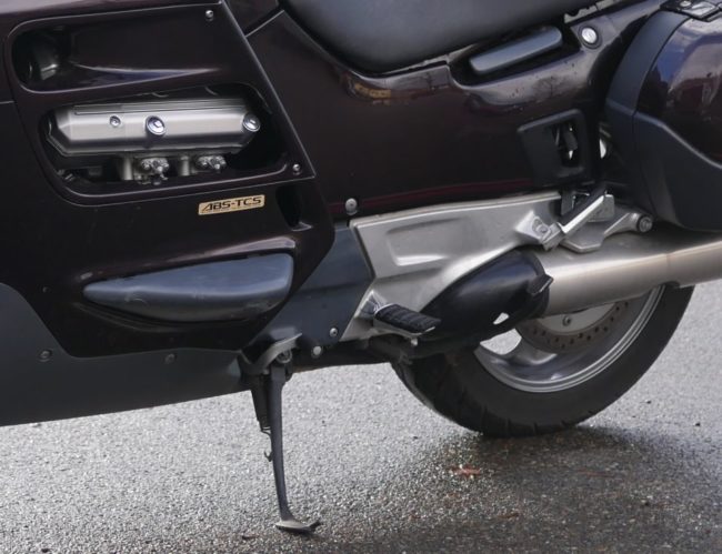 Боковые подножки на раме мотоцикла Honda ST 1100 Pan European класса спорт-турист