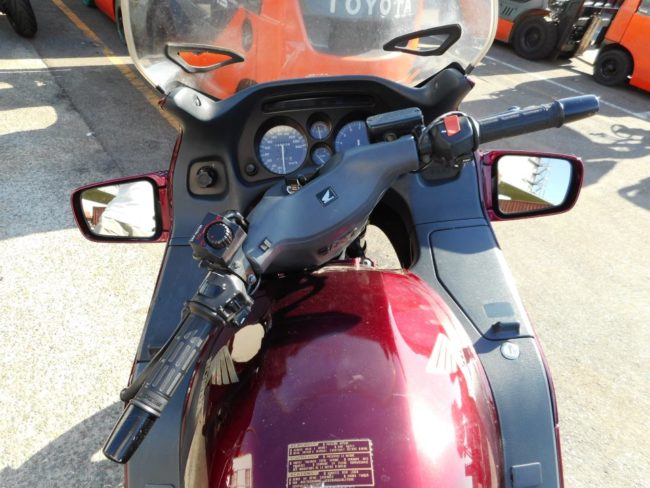 Руль и зеркала на мотоцикле Honda ST 1100 Pan European класса спорт-турист