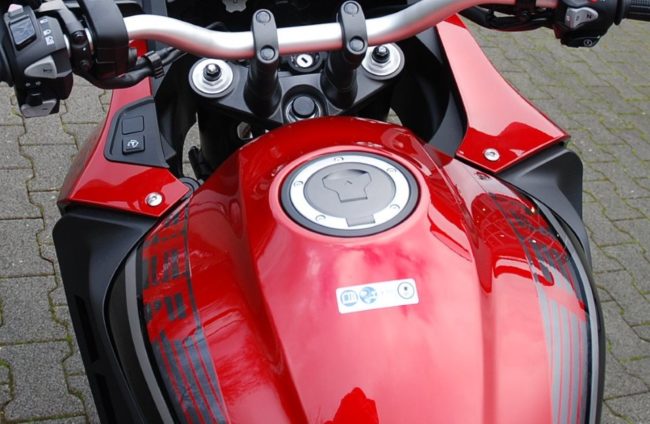 Заливная горловина на красном бензобаке мотоцикла Honda VFR1200X Crosstourer