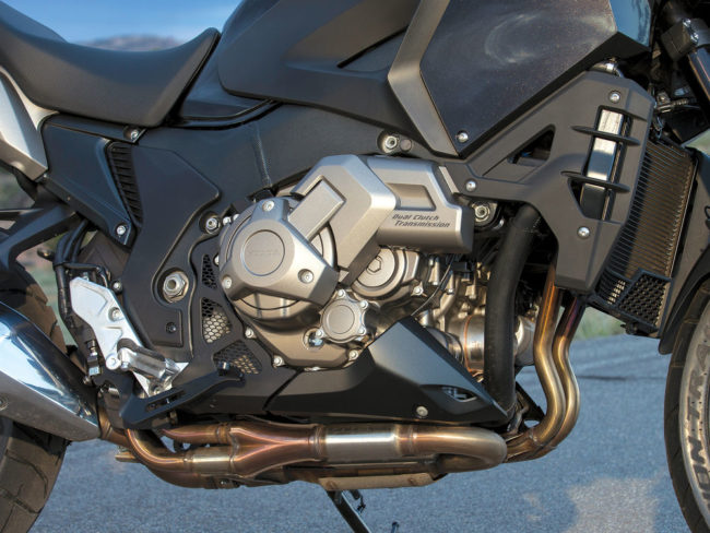 Коллектор выпускной системы под двигателем мотоцикла Honda VFR1200X Crosstourer
