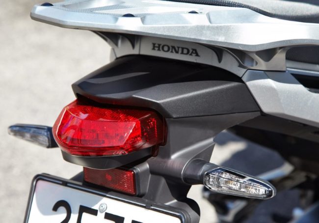Красное стекло на заднем фонаре байка Honda VFR1200X Crosstourer