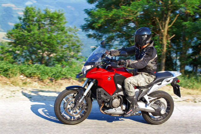 Удобная посадка на японском байке Honda VFR1200X Crosstourer мотоциклиста среднего роста