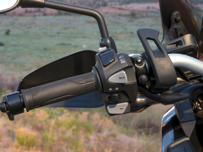 Кнопки управления автоматической трансмиссией на левой рукоятке руля байка Honda VFR1200X Crosstourer