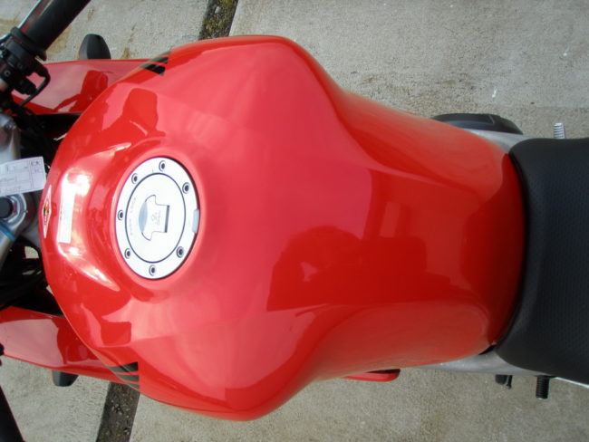 Красный бак с впадинами для коленей на мотоцикле Honda VTR1000F Firestorm