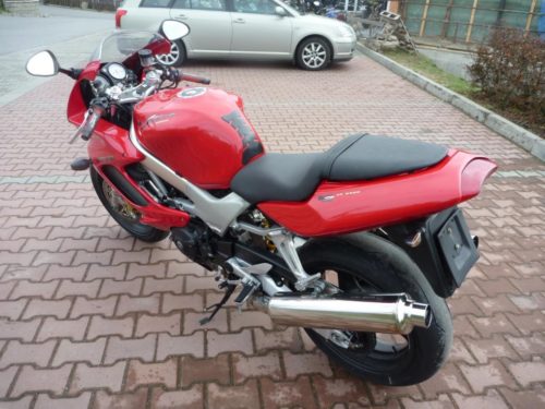 Японский мотоцикл Honda VTR1000F Firestorm с двухместным сидением черного цвета
