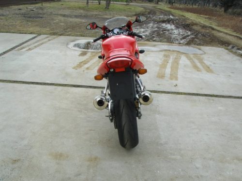 Вид сзади мотоцикла спорт класса Honda VTR1000F Firestorm