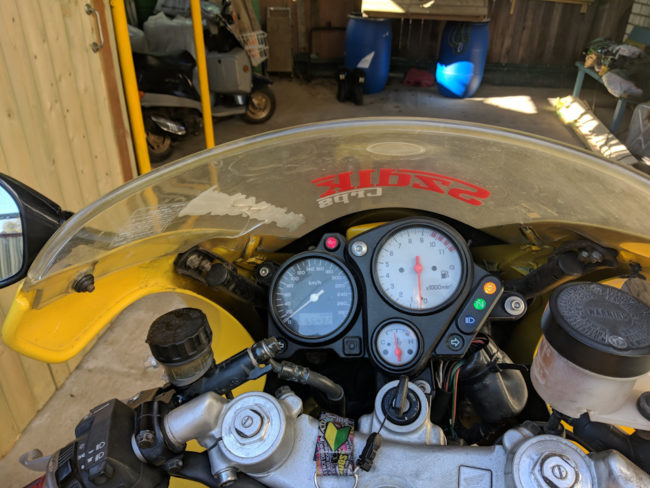Аналоговая приборная панель на мотоцикле Honda VTR1000F Firestorm