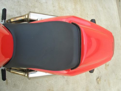 Короткое сидение черного цвета на красном байке Honda VTR1000F Firestorm