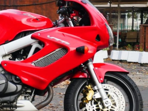 Красный обтекатель сбоку мотоцикла Honda VTR1000F Firestorm
