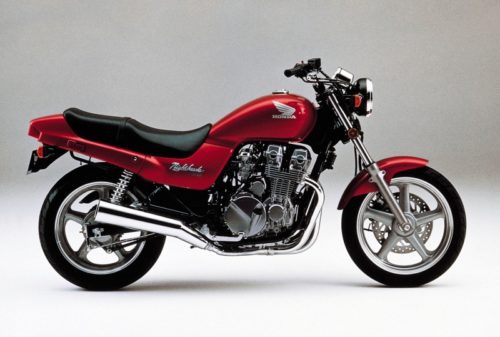 Вид с правой стороны мотоцикла Honda CB 750 Nighthawk с барабанным задним тормозом