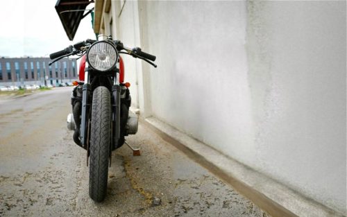 Низкий руль на кастом версии мотоцикла Honda CB 750 cafe racer