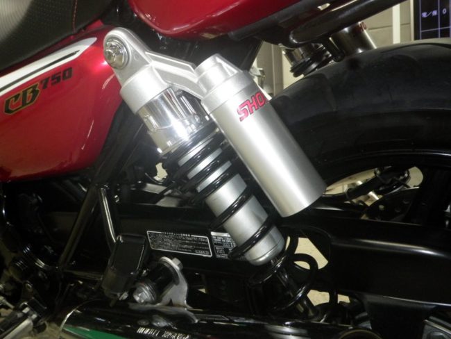 Расширительный бачок на заднем амортизаторе дорожного мотоцикла Honda CB 750
