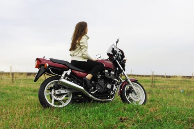 Девушка в светлой куртке на мотоцикле Honda CB 750 с литыми дисками