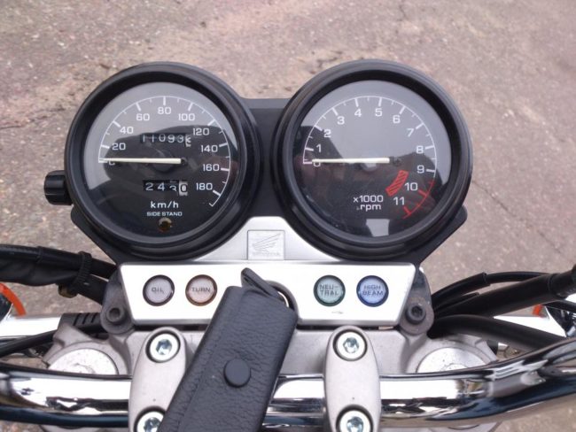 Спидометр и тахометр на приборной панели японского мотоцикла Honda CB 750