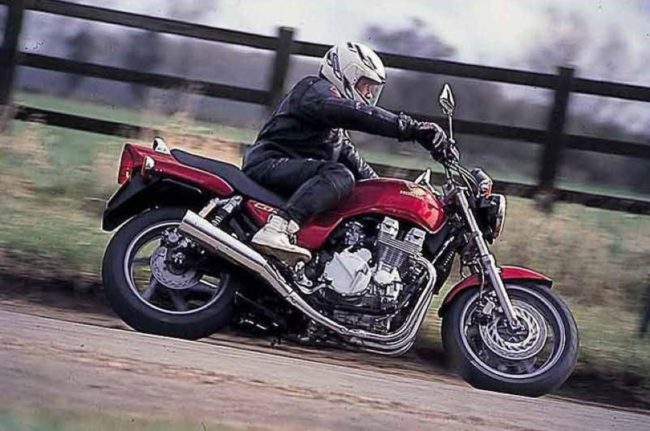Ощущение скорости на мотоцикле Honda CB 750 малиновой расцветки