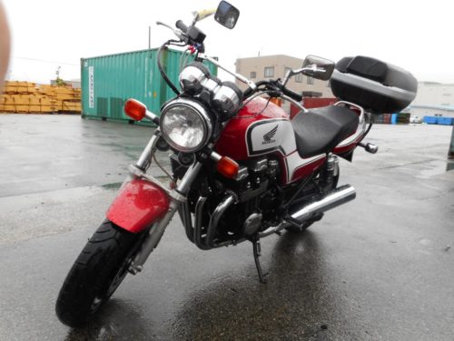 Красное крыло на переднем колесе мотоцикла Honda CB 750 японского производства