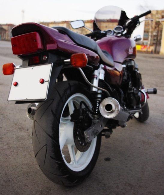 Задняя светотехника на мотоцикле Honda CB 750 с закрашенным номерным знаком