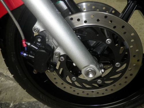 Тормозной диск на переднем колесе легендарного байка Honda CB 750