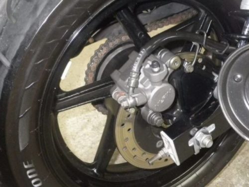 Диск тормозной системы на заднем колесе мотоцикла Honda CB 750
