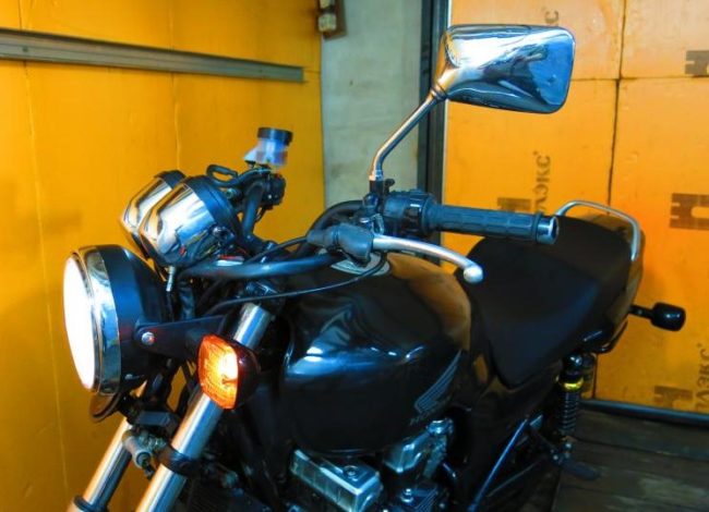 Хромированное зеркало заднего вида на руле мотоцикла Honda CB 750