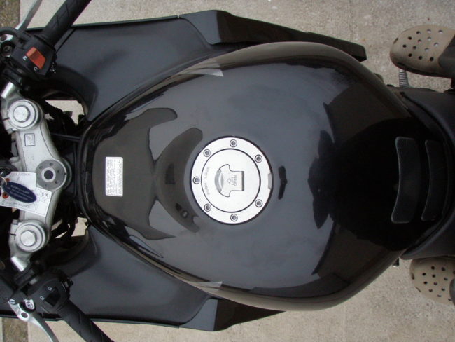 Крышка заливной горловины на топливном баке Honda CBR 1100 XX черного цвета