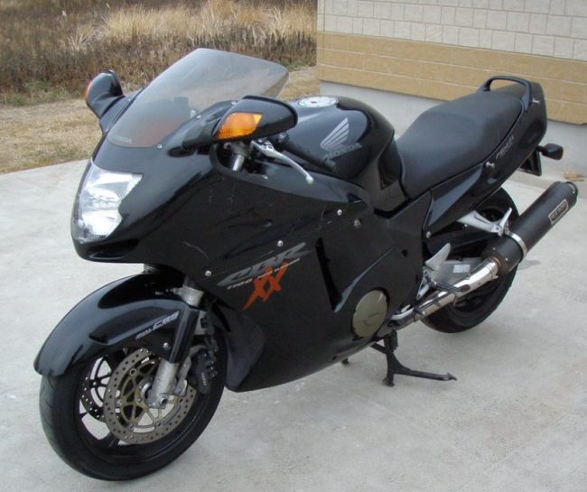 Внешний вид черного мотоцикла модели Honda Blackbird CBR 1100 XX