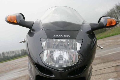 Передний обтекатель с фарой головного света на мотоцикле Honda CBR 1100 XX