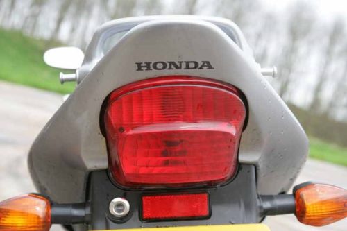 Высокий фонарь заднего света на спорт-байке Honda CBR 1100 XX