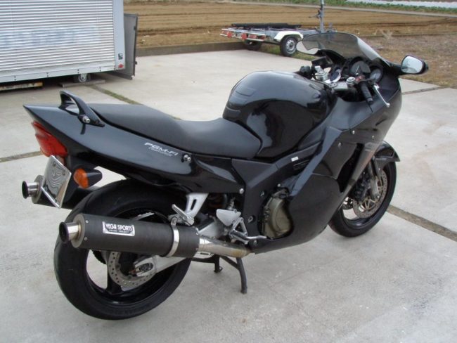 Прямоточный глушитель в задней части мотоцикла Honda CBR 1100 XX Blackbird
