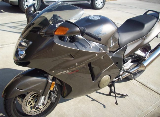 Пластиковый обтекатель на спортивном мотоцикле Honda Blackbird CBR 1100 XX