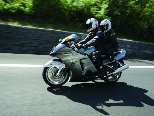 Поездка с пассажиром на мотоцикле Honda CBR 1100 XX серебристого цвета