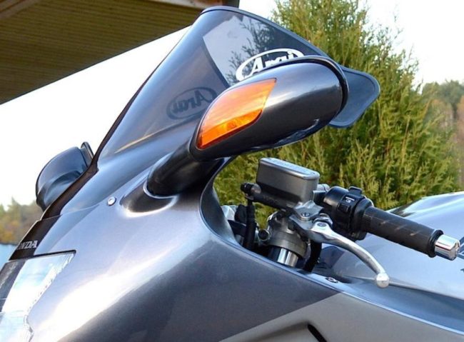 Зеркало заднего вида с указателем поворотов на переднем обтекателе байка Honda Blackbird CBR 1100 XX