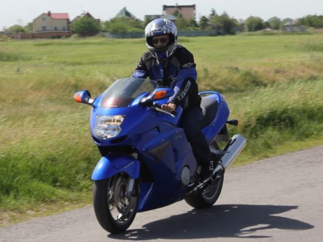Загородная поездка на мотоцикле Honda Blackbird CBR 1100 XX синего цвета