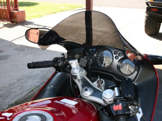 Тонированное ветровое стекло на мотоцикле Honda CBR 1100 XX Blackbird