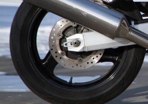 Тормозной диск на заднем колесе мотоцикла Honda Blackbird CBR 1100 XX