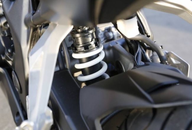 Белая пружина на моноамортизаторе задней подвески байка Honda CBR250RR 2017