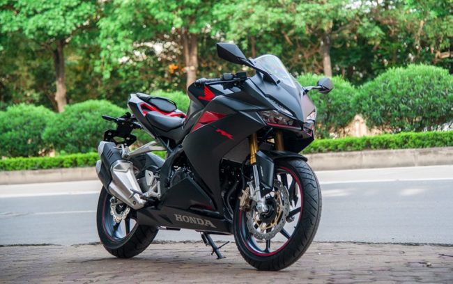 Фото обновленной модели мотоцикла Honda CBR250RR 2017 года черного цвета