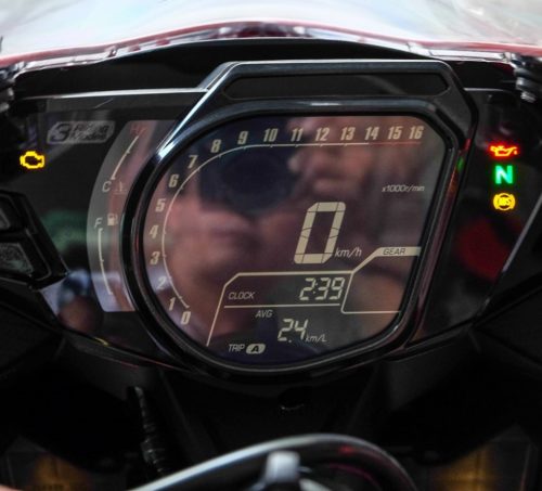 Полукруглый дисплей панели приборов на мотоцикле Honda CBR250RR 2017 модельного года