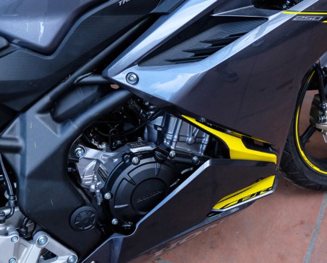 Черная крышка сцепления на новом мотоцикле Honda CBR250RR 2017 года