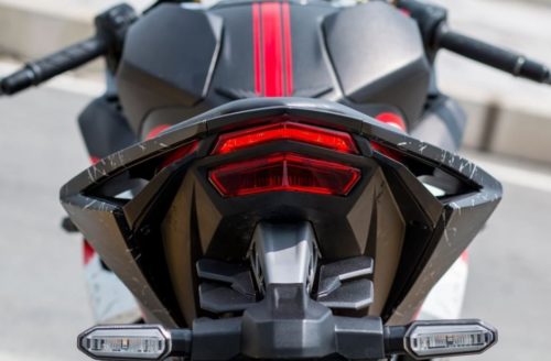 Задняя светотехника на мотоцикле спорт-класса Honda CBR250RR 2017 модельного года
