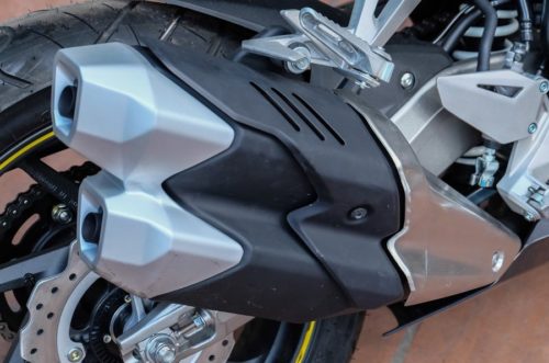 Черные накладки на глушителях спорт-байка Honda CBR250RR 2017 года