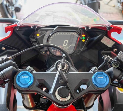 Цифровая панель обновленной модели Honda CBR250RR 2017 года