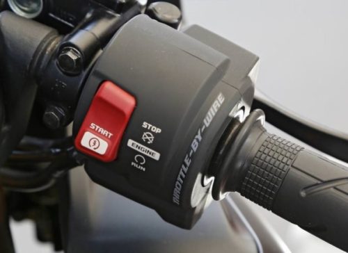 Красная кнопка на рулевой рукоятке мотоцикла Honda CBR250RR 2017