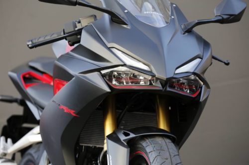 Узкие фары спереди мотоцикла Honda CBR250RR 2017 года выпуска